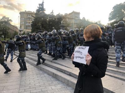 Мирный протест в центре Москвы 10 августа 2019 года. Девушка держит плакат с текстом: "Кто мешает проходу граждан". Фото: Таня Локшина/HRW