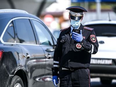 Сотрудник дорожно-патрульной службы ГИБДД во время проверки наличия пропуска у водителя на блокпосту на пересечении Варшавского шоссе с МКАД. Фото: Алексей Филиппов / РИА Новости