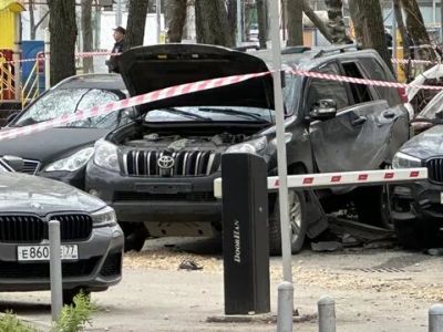 Место срабатывания взрывного устройства под автомобилем в Москве. 12 апреля 2024 года. Фото: АГН "Москва"