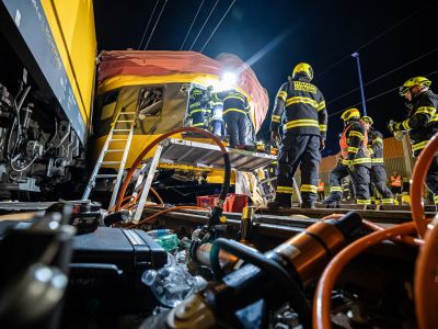 Спасатели работают на месте столкновения двух поездов в чешском Пардубице. 6 июня 2024 года. Фото: пожарная служба Чехии