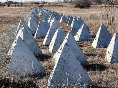 Противотанковые надолбы (зубы дракона). Фото: Дмитрий Ягодкин / ТАСС